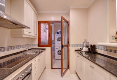 Beautiful four-bedroom ground floor apartment located in Jardines de Don Carlos in Elviria.