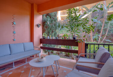 Beautiful four-bedroom ground floor apartment located in Jardines de Don Carlos in Elviria.