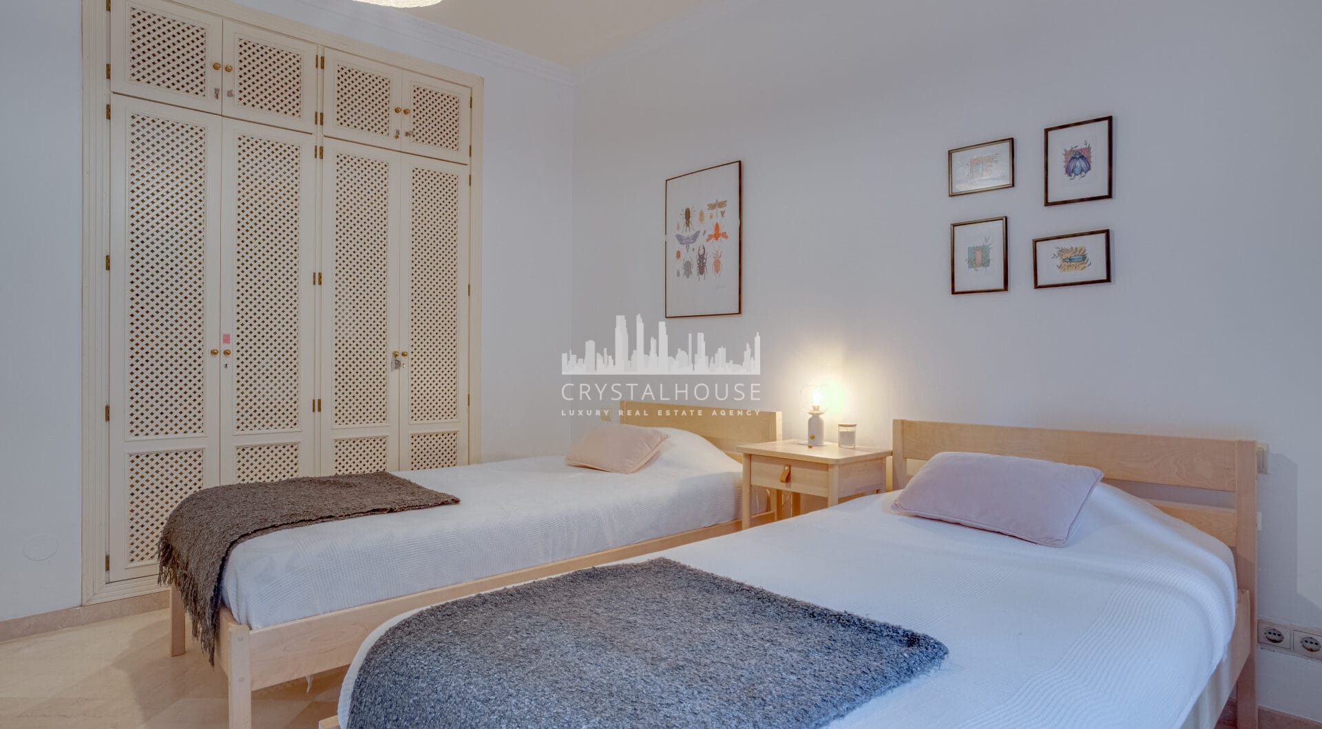 Beautiful four-bedroom ground floor apartment located in Jardines de Don Carlos in Elviria.