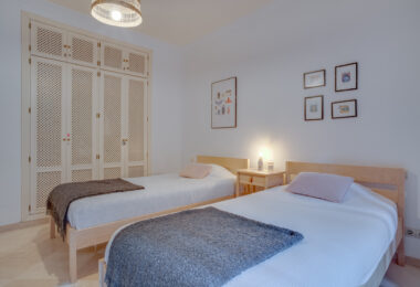 Beautiful four-bedroom ground floor apartment located in Jardines de Don Carlos in Elviria.