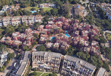 Beautiful four-bedroom ground floor apartment located in Jardines de Don Carlos in Elviria.
