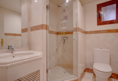 Beautiful four-bedroom ground floor apartment located in Jardines de Don Carlos in Elviria.