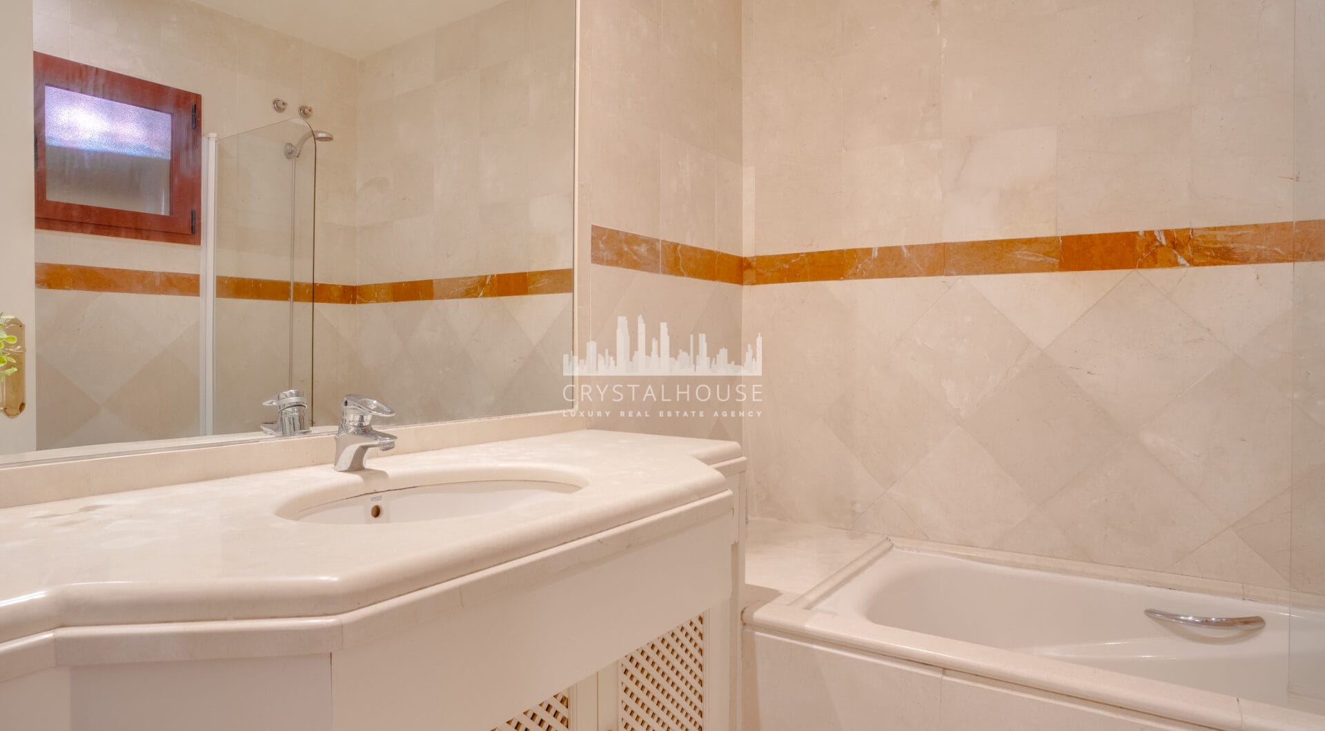 Beautiful four-bedroom ground floor apartment located in Jardines de Don Carlos in Elviria.