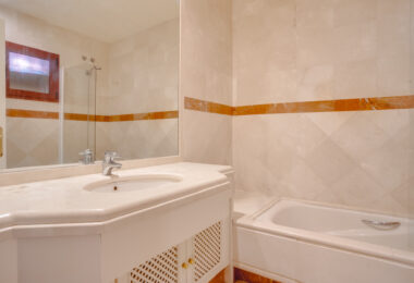 Beautiful four-bedroom ground floor apartment located in Jardines de Don Carlos in Elviria.