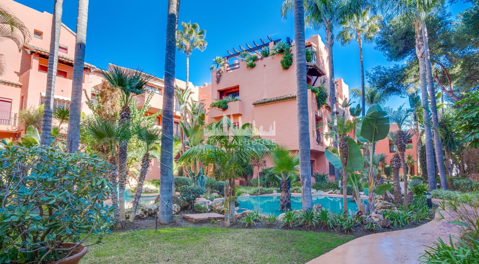 Beautiful four-bedroom ground floor apartment located in Jardines de Don Carlos in Elviria.