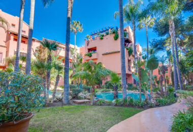 Beautiful four-bedroom ground floor apartment located in Jardines de Don Carlos in Elviria.