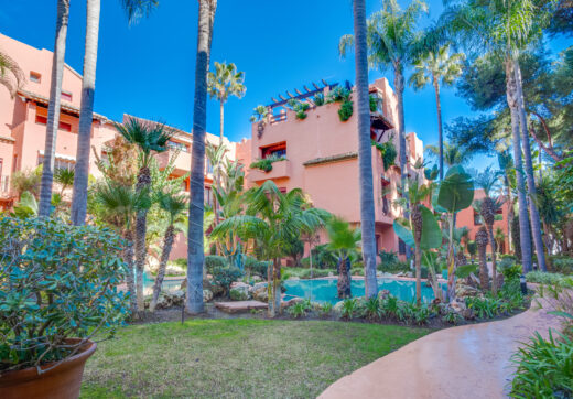 Beautiful four-bedroom ground floor apartment located in Jardines de Don Carlos in Elviria.