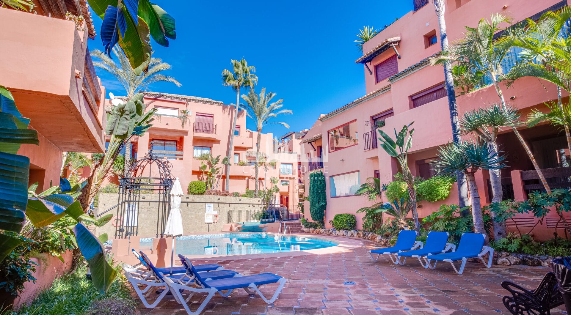 Beautiful four-bedroom ground floor apartment located in Jardines de Don Carlos in Elviria.