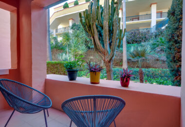 Beautiful four-bedroom ground floor apartment located in Jardines de Don Carlos in Elviria.