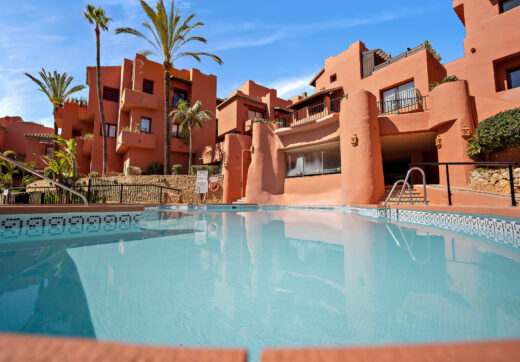 Beautiful four-bedroom ground floor apartment located in Jardines de Don Carlos in Elviria.