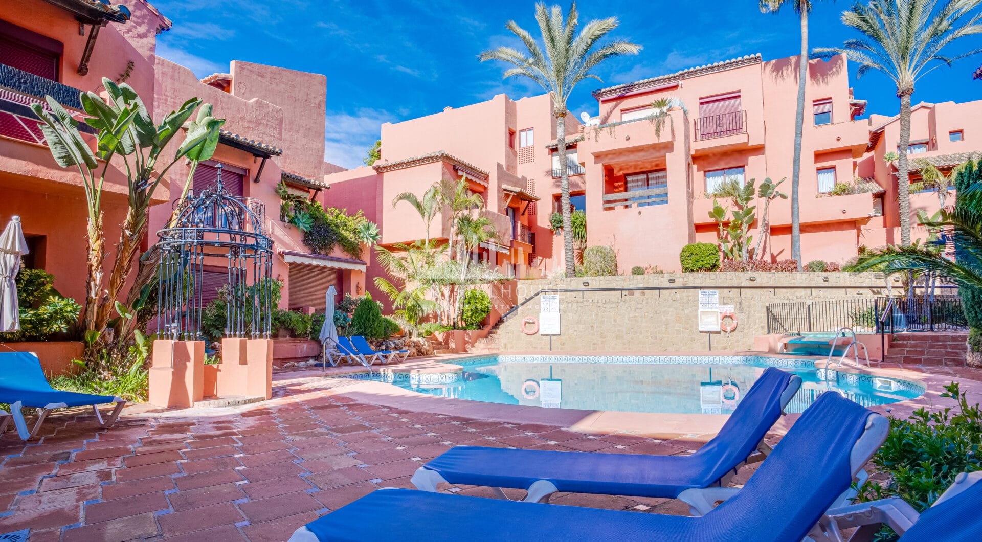 Beautiful four-bedroom ground floor apartment located in Jardines de Don Carlos in Elviria.