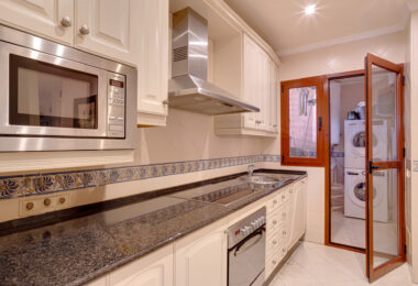 Beautiful four-bedroom ground floor apartment located in Jardines de Don Carlos in Elviria.