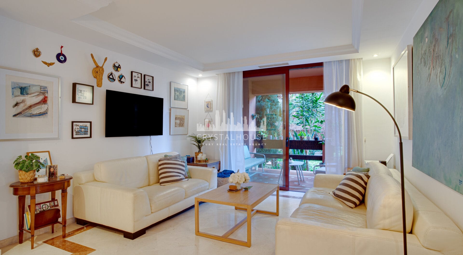 Beautiful four-bedroom ground floor apartment located in Jardines de Don Carlos in Elviria.