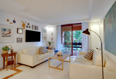 Beautiful four-bedroom ground floor apartment located in Jardines de Don Carlos in Elviria.