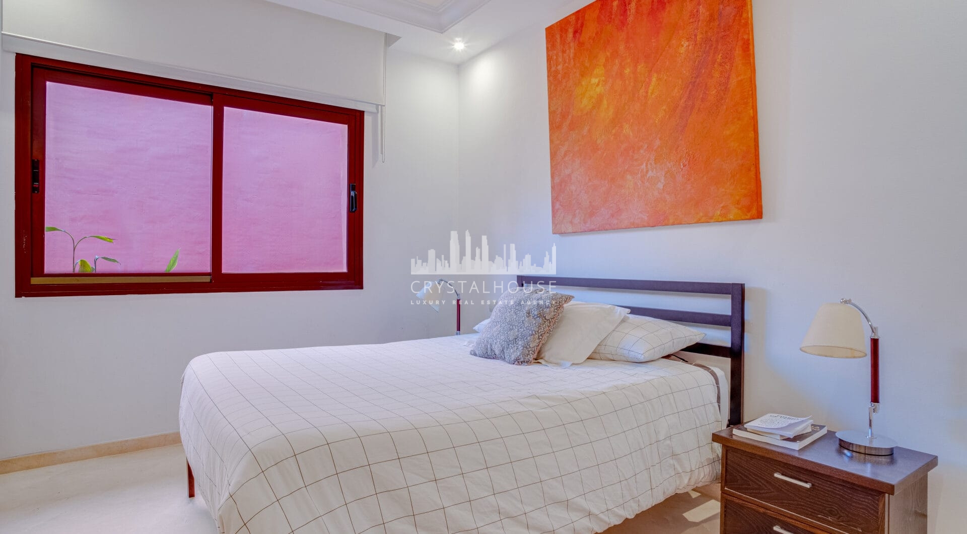 Beautiful four-bedroom ground floor apartment located in Jardines de Don Carlos in Elviria.