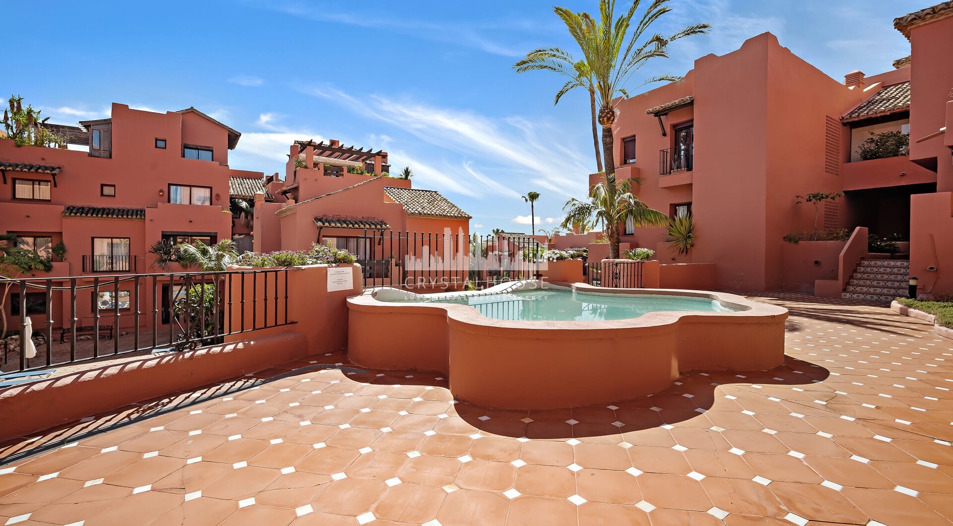 Beautiful four-bedroom ground floor apartment located in Jardines de Don Carlos in Elviria.