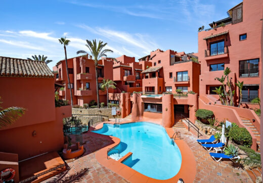 Beautiful four-bedroom ground floor apartment located in Jardines de Don Carlos in Elviria.