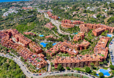 Lovely two bedroom, south west facing apartment in La Reserva de Marbella; with sea views