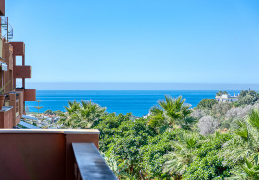 Lovely two bedroom, south west facing apartment in La Reserva de Marbella; with sea views