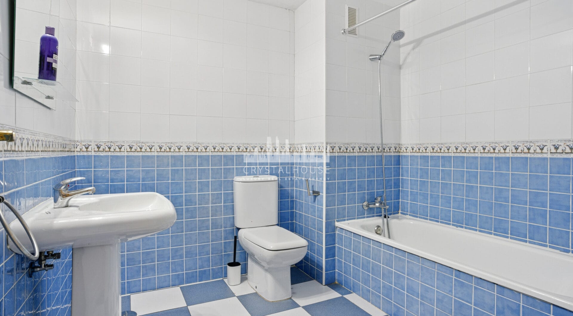 Lovely two bedroom, south west facing apartment in La Reserva de Marbella; with sea views
