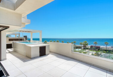 Luxurious four-bedroom duplex penthouse located in a beachfront community on Marbella’s prestigious New Golden Mile with sea views