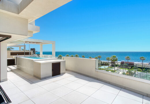 Luxurious four-bedroom duplex penthouse located in a beachfront community on Marbella’s prestigious New Golden Mile with sea views