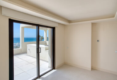 Luxurious four-bedroom duplex penthouse located in a beachfront community on Marbella’s prestigious New Golden Mile with sea views