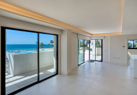Luxurious four-bedroom duplex penthouse located in a beachfront community on Marbella’s prestigious New Golden Mile with sea views