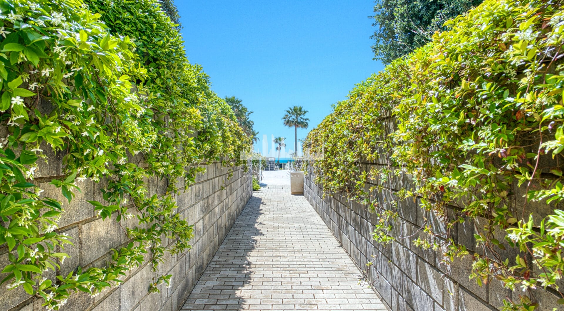 Luxurious four-bedroom duplex penthouse located in a beachfront community on Marbella’s prestigious New Golden Mile with sea views