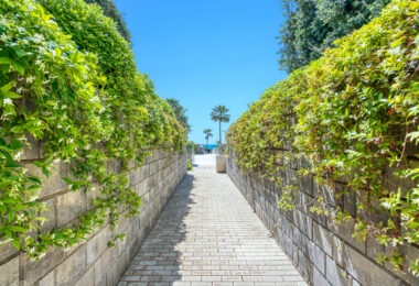 Luxurious four-bedroom duplex penthouse located in a beachfront community on Marbella’s prestigious New Golden Mile with sea views