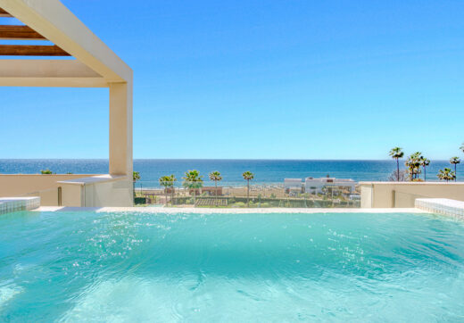Luxurious four-bedroom duplex penthouse located in a beachfront community on Marbella’s prestigious New Golden Mile with sea views