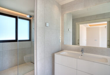 Luxurious four-bedroom duplex penthouse located in a beachfront community on Marbella’s prestigious New Golden Mile with sea views