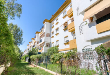Charming three bedroom, ground floor apartment located in the sought-after community of Pinos de Nagüeles, in Marbella’s prestigious Golden Mile