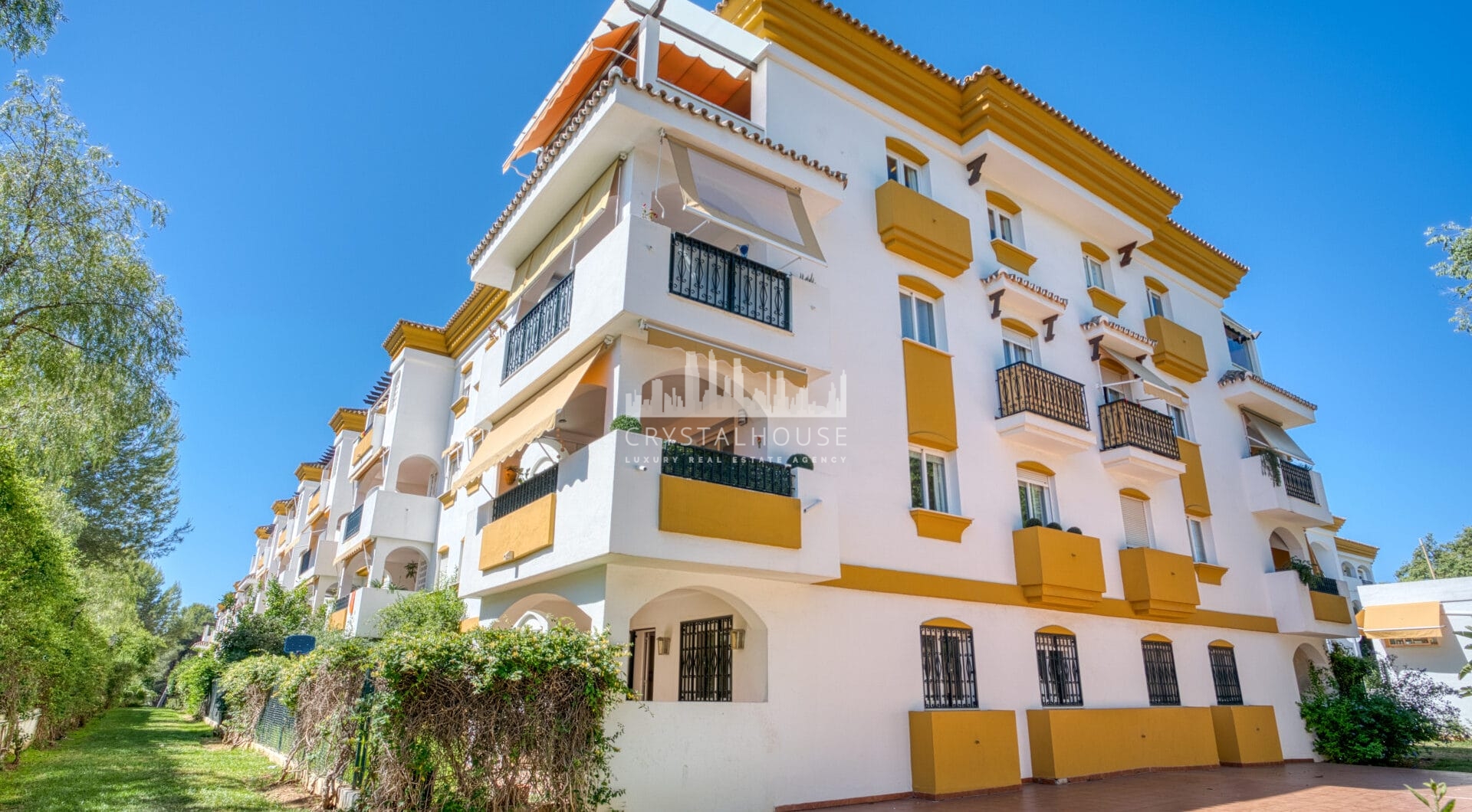 Charming three bedroom, ground floor apartment located in the sought-after community of Pinos de Nagüeles, in Marbella’s prestigious Golden Mile