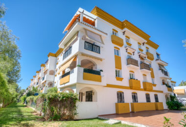 Charming three bedroom, ground floor apartment located in the sought-after community of Pinos de Nagüeles, in Marbella’s prestigious Golden Mile