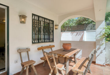 Charming three bedroom, ground floor apartment located in the sought-after community of Pinos de Nagüeles, in Marbella’s prestigious Golden Mile