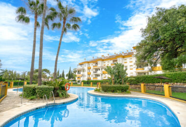 Charming three bedroom, ground floor apartment located in the sought-after community of Pinos de Nagüeles, in Marbella’s prestigious Golden Mile