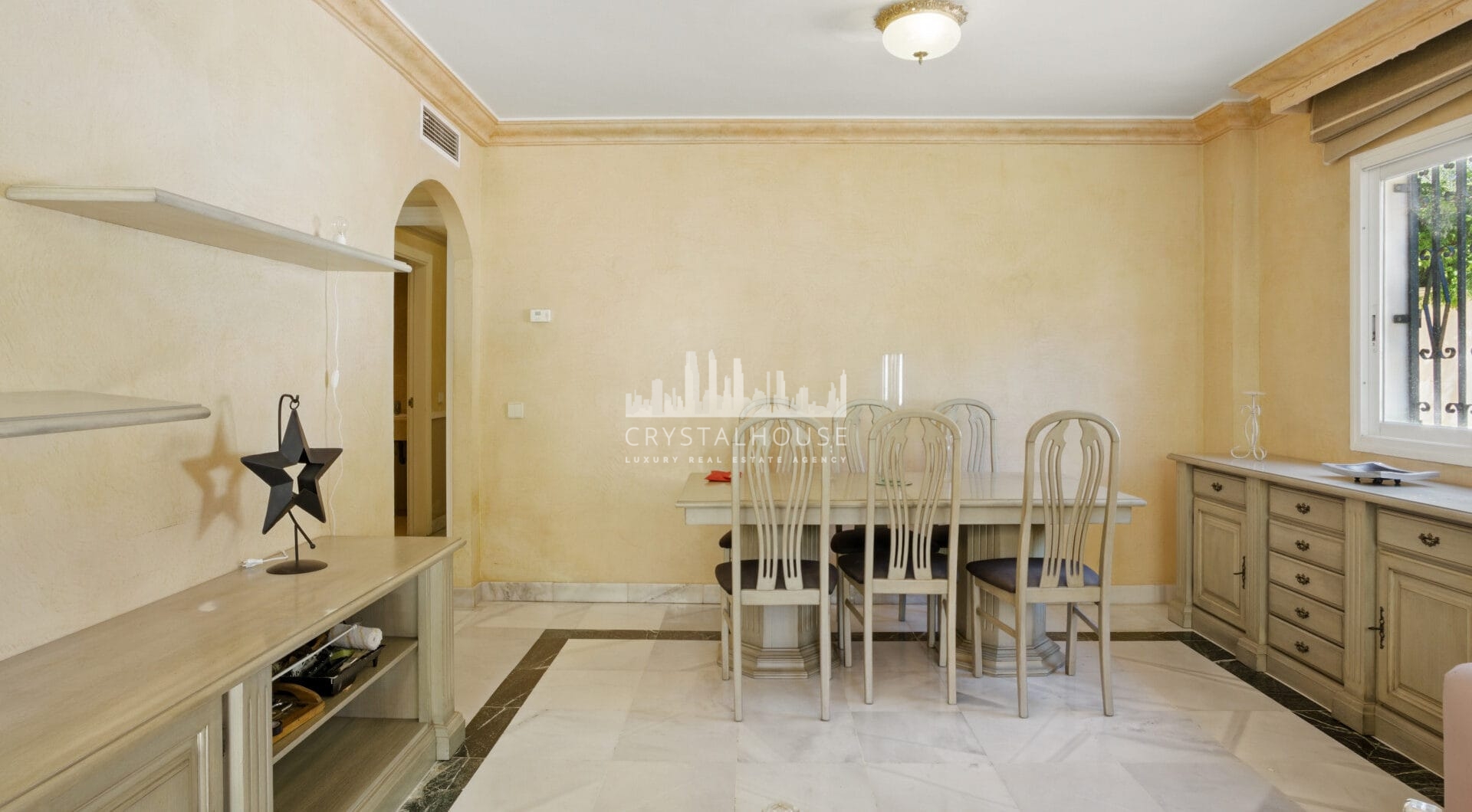 Charming three bedroom, ground floor apartment located in the sought-after community of Pinos de Nagüeles, in Marbella’s prestigious Golden Mile