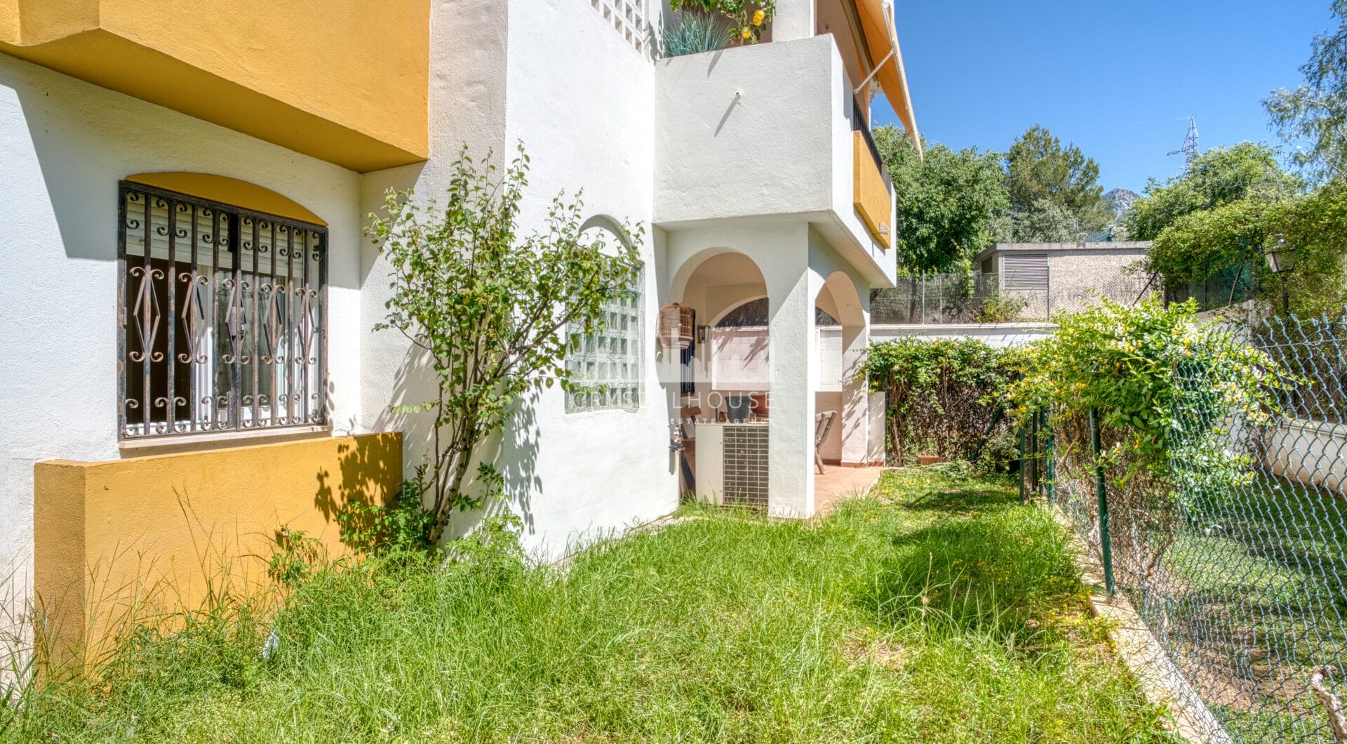 Charming three bedroom, ground floor apartment located in the sought-after community of Pinos de Nagüeles, in Marbella’s prestigious Golden Mile