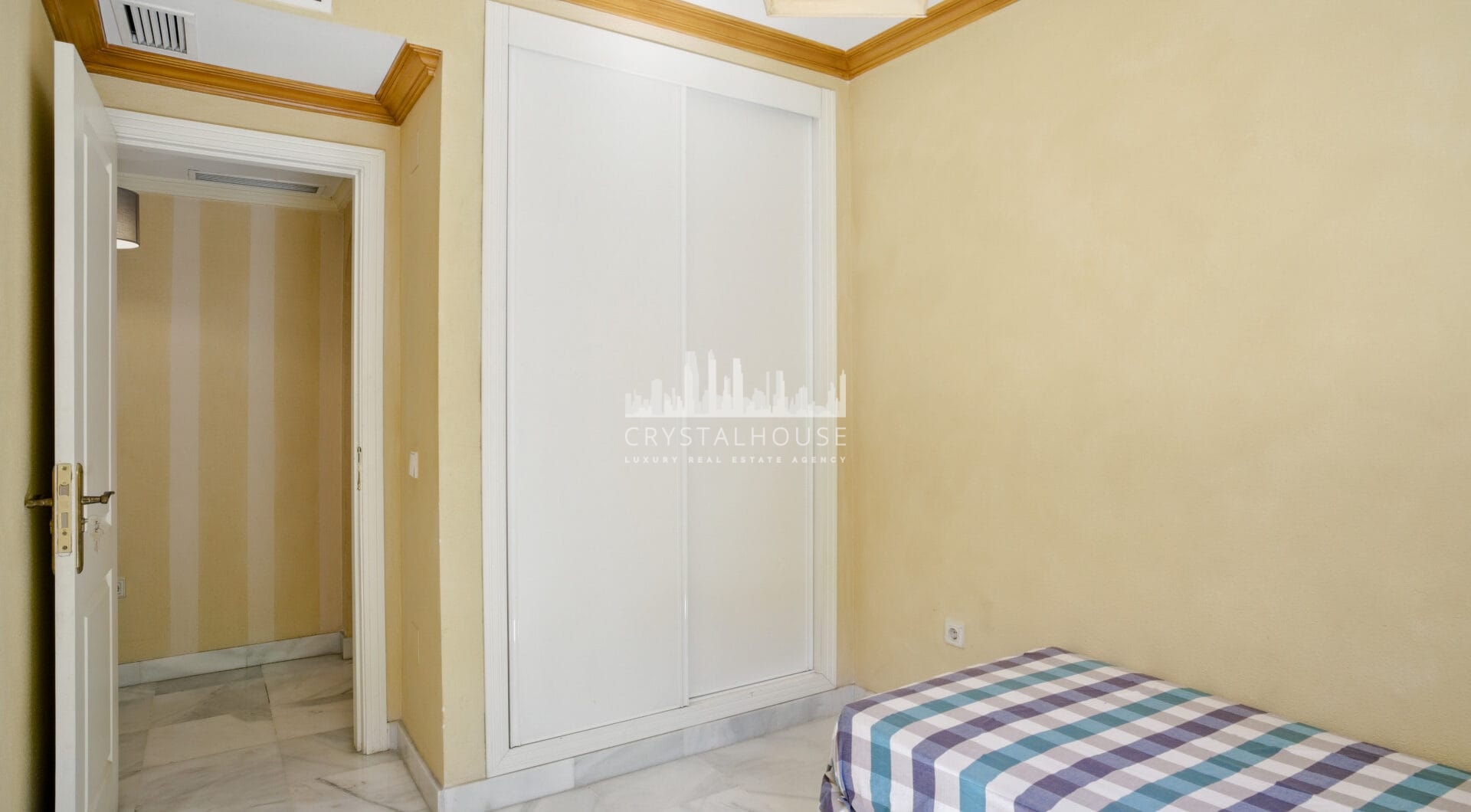 Charming three bedroom, ground floor apartment located in the sought-after community of Pinos de Nagüeles, in Marbella’s prestigious Golden Mile