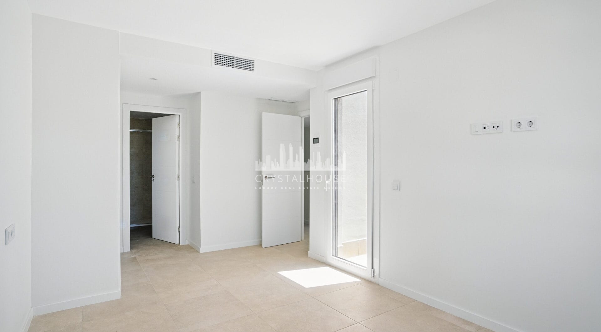 Beautifully appointed three bedroom townhouse, located in the exclusive Cala Serena Village in the heart of La Cala de Mijas