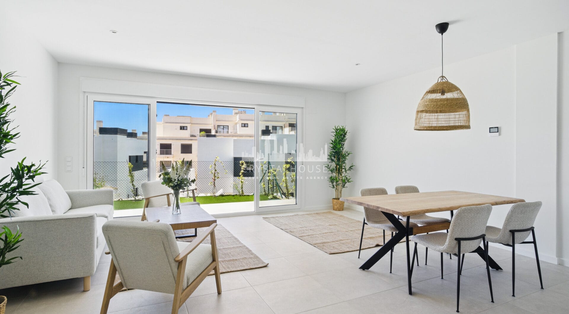 Beautifully appointed three bedroom townhouse, located in the exclusive Cala Serena Village in the heart of La Cala de Mijas