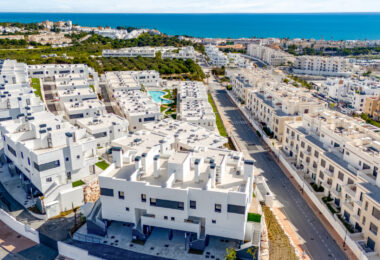 Beautifully appointed three bedroom townhouse, located in the exclusive Cala Serena Village in the heart of La Cala de Mijas