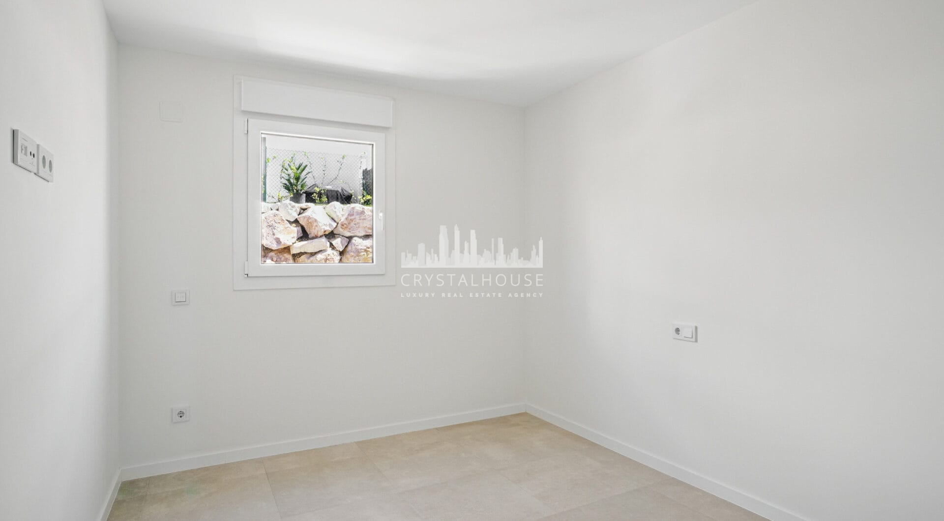 Beautifully appointed three bedroom townhouse, located in the exclusive Cala Serena Village in the heart of La Cala de Mijas
