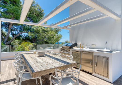 Modern, south facing six bedroom villa with sea views located in Nueva Andalucia, Marbella