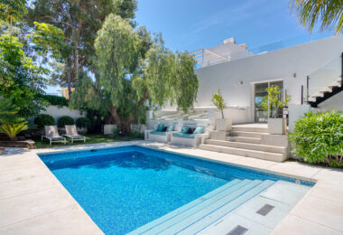 Modern, south facing six bedroom villa with sea views located in Nueva Andalucia, Marbella