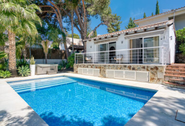 Modern, south facing six bedroom villa with sea views located in Nueva Andalucia, Marbella