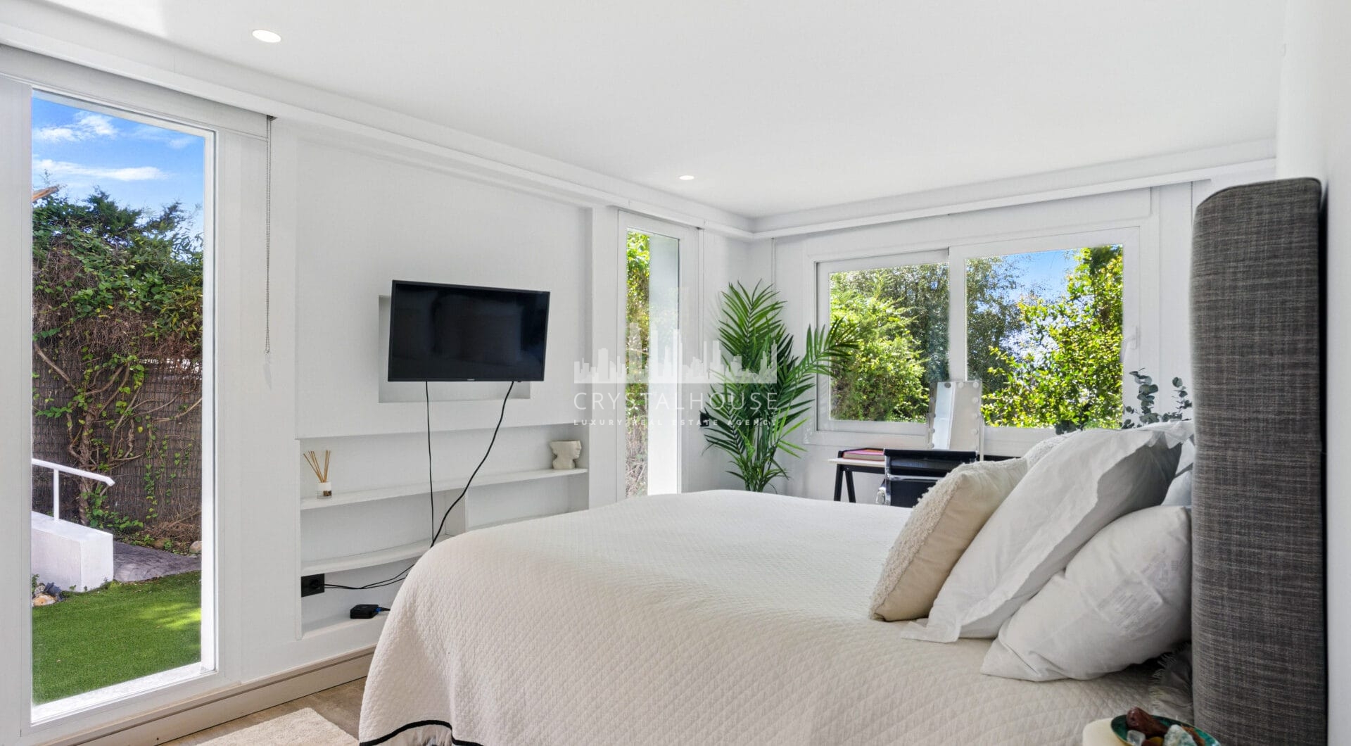 Modern, south facing six bedroom villa with sea views located in Nueva Andalucia, Marbella