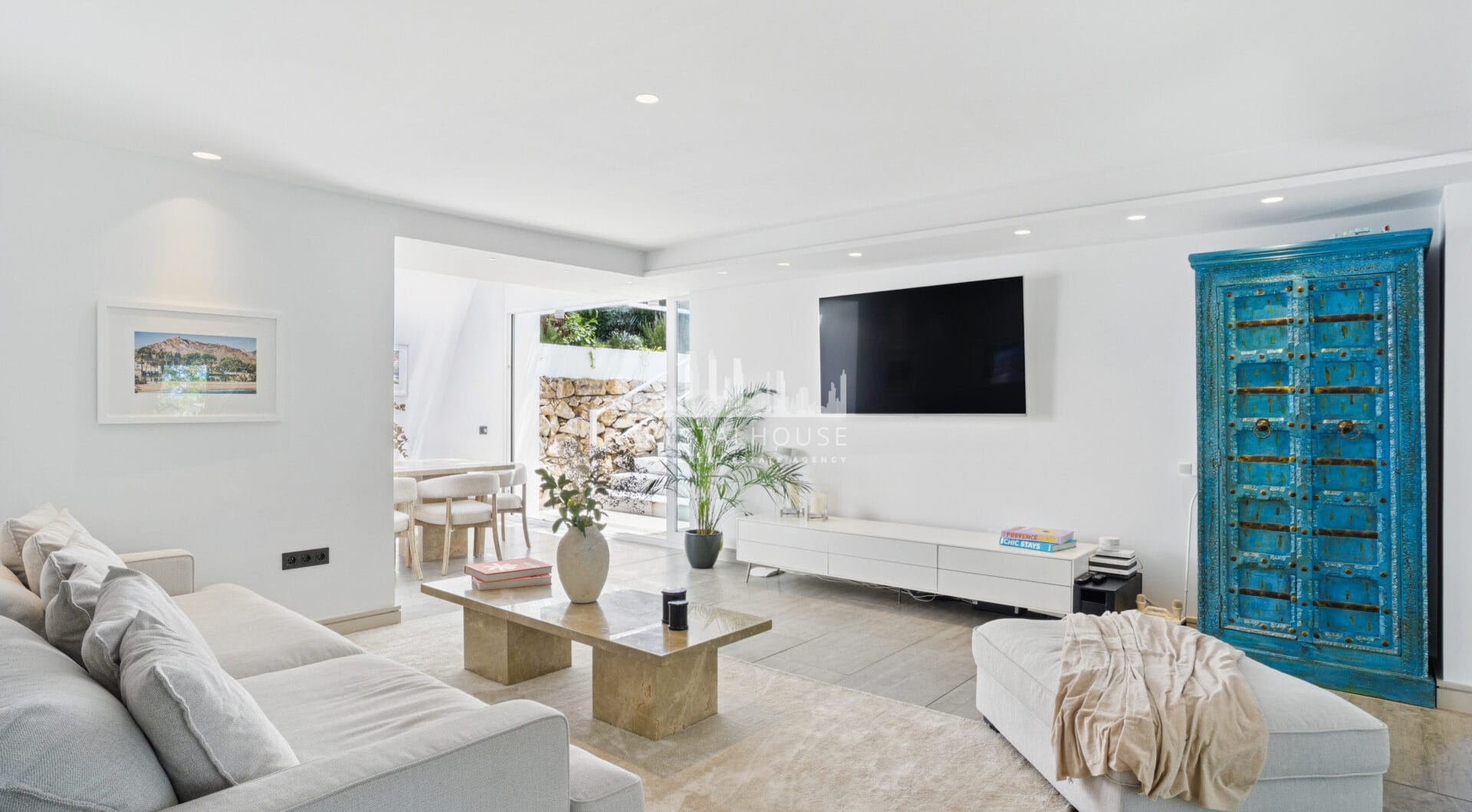 Modern, south facing six bedroom villa with sea views located in Nueva Andalucia, Marbella