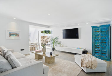 Modern, south facing six bedroom villa with sea views located in Nueva Andalucia, Marbella